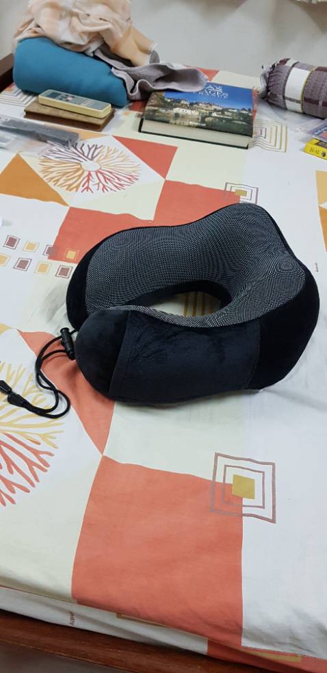 Gối màu đen, êm, đàn hồi, đeo dễ chịu.Có kính vải che mắt và bộ 2 nút tai. Có bao đựng gối.Nhà bán giao hàng sớm 1 ngày.