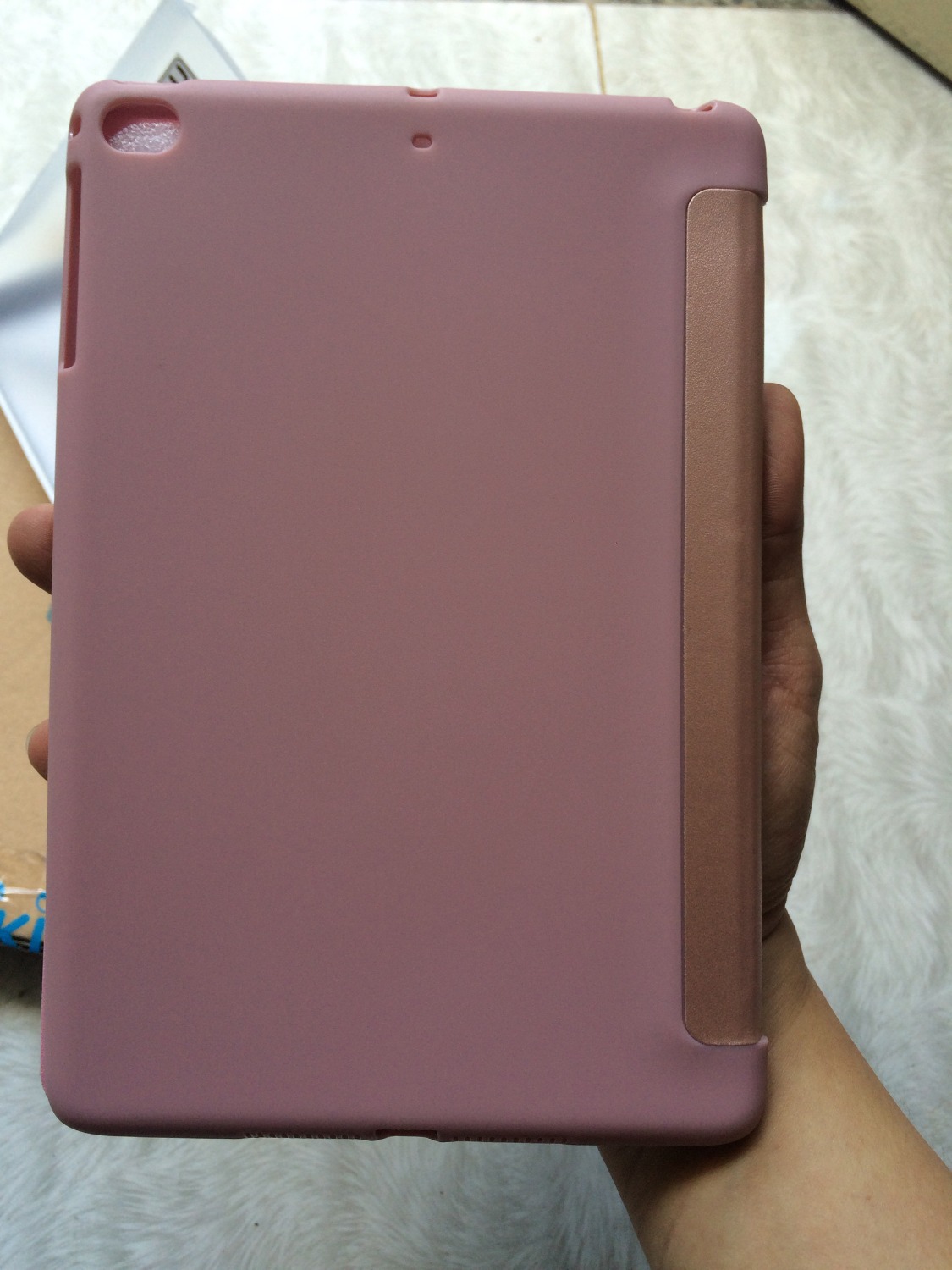 Lúc trước mình cũng dùng dòng Smart Case này nhưng mà lại loại case cứng. Giờ đổi qua loại case dẻo này mình còn hài lòng hơn. Case dẻo không bị cấn trầy khi tháo lắp bao da khỏi máy. Bao da dòng này thiết kế tinh sảo, chât liệu mềm mại, nhưng khi gắn vào máy cầm cũng rất chắc chắc, ko trơn tuột. Nói chung đây là 1 bao da rất tốt trong tầm giá này. Lúc trước mình cũng dùng dòng Smart Case này nhưng mà lại loại case cứng. Giờ đổi qua loại case dẻo này mình còn hài lòng hơn. Case dẻo không bị cấn trầy khi tháo lắp bao da khỏi máy. Bao da dòng này thiết kế tinh sảo, chât liệu mềm mại, nhưng khi gắn vào máy cầm cũng rất chắc chắc, ko trơn tuột. Nói chung đây là 1 bao da rất tốt trong tầm giá này.