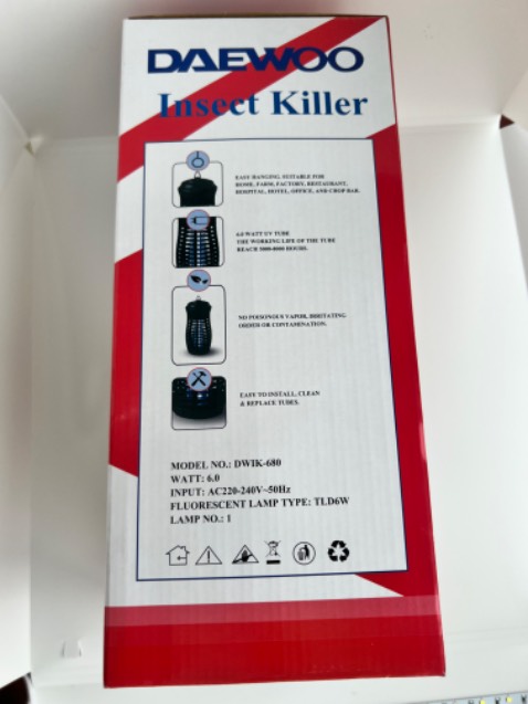 Ngày đầu đem về không bắt được con nào. Hỏi lại cty thì cty tư vấn cho để góc tối, treo lơ lửng hoặc đặt tầm 1m trở lên thì bắt được. Để được 1 tuần thì vệ sinh xác côn trùng khá nhiều