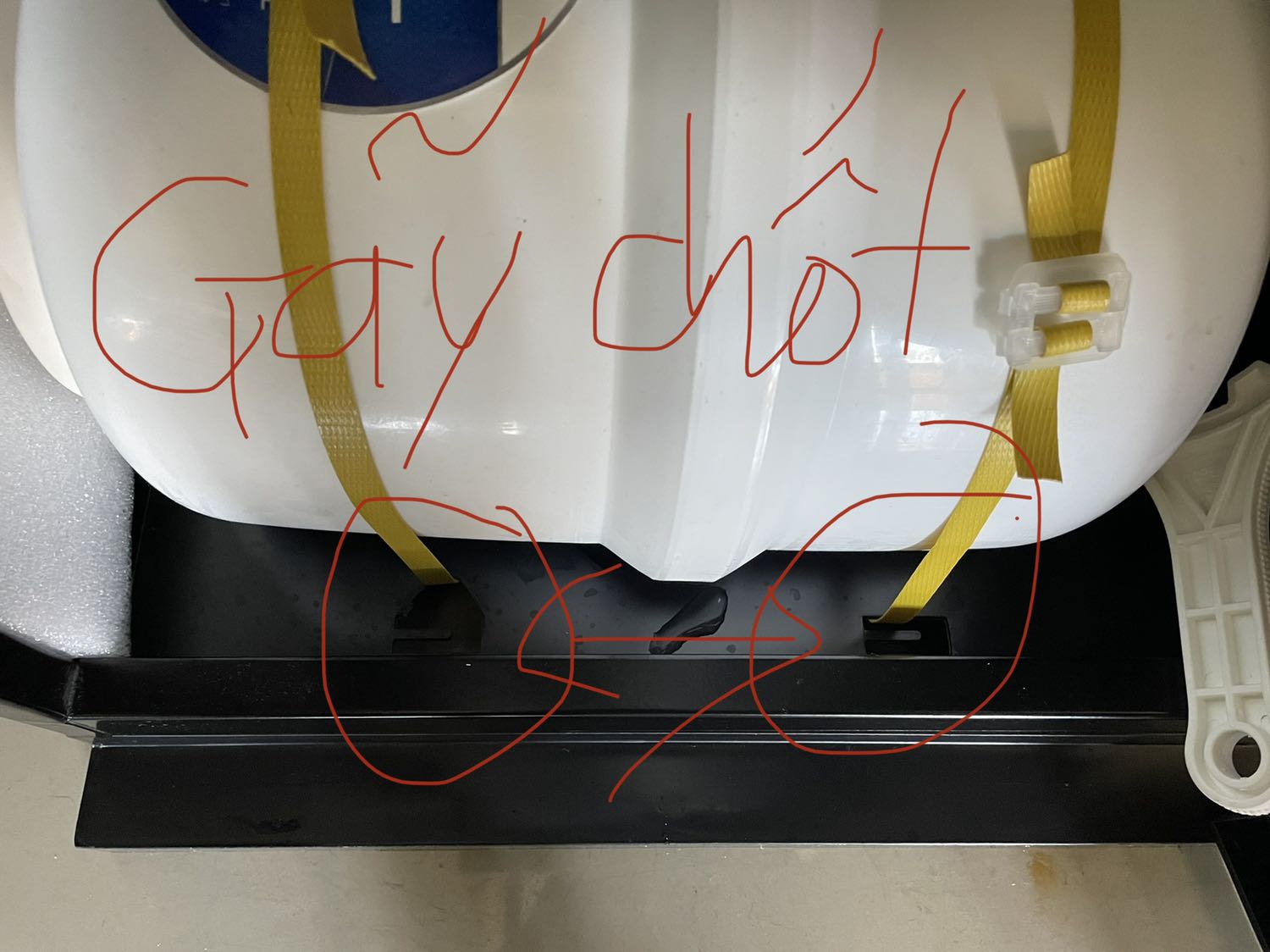 1. Giao hàng: giao hàng trễ, bên vận chuyển niêm yết thông tin không chính xác. Hẹn giao 25/12, nhưng đến 29/12 thì niêm yết hệ thống báo là giao không thành công do khách không nghe máy (nhưng thực tế là mình ko có nhận đc cuộc gọi nào). Đến 30/12 thì giao (sau 2 lần mình gọi hỏi tổng đài)
2. Sản phẩm:
2.1: khung gầm bằng nhựa không chắc chắn lắm, ko cố định bình chứa nước dự trữ. Chốt bị gãy khi lắp đặt. 
2.2: kính cường lực bề mặt ko đc khớp với khung máy nên bị lòi 1 chút ra ngoài (~1mm) khá sắc nhọn có thể gây xước
2.3: máy có công tắc bên trong nhưng ko có hiển thị Tắt/Mở do đèn ko sáng. Đầu dây nguồn motor to hơn lỗ chờ nên phải cắt đầu nối lại 1. Giao hàng: giao hàng trễ, bên vận chuyển niêm yết thông tin không chính xác. Hẹn giao 25/12, nhưng đến 29/12 thì niêm yết hệ thống báo là giao không thành công do khách không nghe máy (nhưng thực tế là mình ko có nhận đc cuộc gọi nào). Đến 30/12 thì giao (sau 2 lần mình gọi hỏi tổng đài)
2. Sản phẩm:
2.1: khung gầm bằng nhựa không chắc chắn lắm, ko cố định bình chứa nước dự trữ. Chốt bị gãy khi lắp đặt. 
2.2: kính cường lực bề mặt ko đc khớp với khung máy nên bị lòi 1 chút ra ngoài (~1mm) khá sắc nhọn có thể gây xước
2.3: máy có công tắc bên trong nhưng ko có hiển thị Tắt/Mở do đèn ko sáng. Đầu dây nguồn motor to hơn lỗ chờ nên phải cắt đầu nối lại