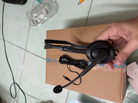 Giao hàng siêu nhanh luôn tối đặt là sáng mai nhận lun. Tưởng ít tiền sẽ yếu thế hơn con logi H151 trong cty ai nhè *** và nghe lại cord đúng là tiếng ồn xung quanh giảm hẳn, giọng nói to rõ hơn chỉ có điều jack cắm vào lap hơi lỏng lẻo xíu.