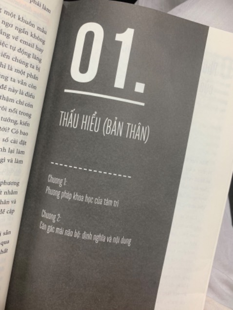 Fan của sherlock holmes thì nên mu cuốn này nhé ạ, nội dung khá chi tiết, đi từ vụ án đến cách suy nghĩ và phân tích của sherlock holmes để có thể xây dựng thói quen suy nghĩ, hiểu được não bộ. Bìa cũng khá xinh, vote 5 sao cho tiki vì gói hàng siêu cẩn thận