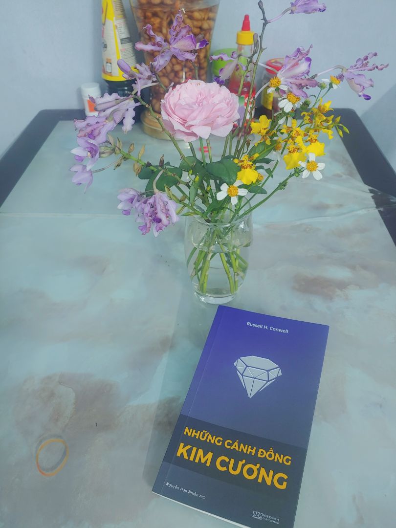 Sách bìa mềm, giấy ko được đẹp. Chắc là tiền nào của đó