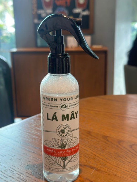 Được shop tặng thêm chai đa năng 200ml nhỏ gọn. Mình hay mang theo ra cafe xịt bàn, vừa sạch vừa thơm. Mùi cam thơm mát mát, xịt riết bị nghiện mùi luôn á. Chắc chắn sẽ mua lại nè 🥰