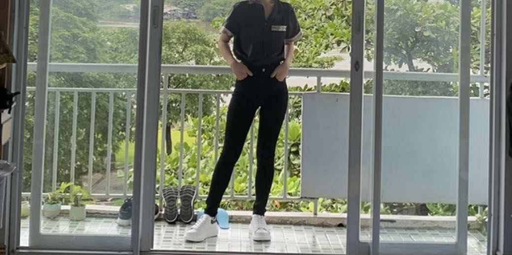 Chất liệu vải co dãn rất tốt, mặc thoải mái và dễ dàng co gối, đứng lên ngồi xuống đi lại đều ko bị kích
Dáng quần ôm vừa khuôn người nên lên form đẹp, đường may tỉ mỉ và chuẩn
Mình mua loại lưng cao, và lưng rất cao nên chân dài hẳn ra hihi 
Đây là lần đầu mình mua, nhưng cảm thấy yên tâm với chất liệu vải và kiểu dáng nên sẽ mua thêm mẫu khác. Tuy nhiên brand này chưa ra nhiều mẫu mã lắm, và cũng còn để xem qua thời gian dùng thì màu vải và chất lượng nói chung sẽ biến đổi thế nào. 

Kết lại là đáng đồng tiền bát gạo các chị em nhé