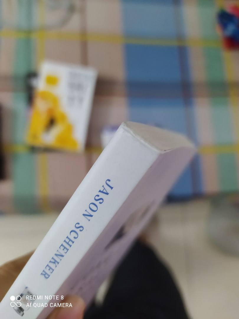 Cá nhân mình rất ấn tượng với quyển này, ở đây mình đánh giá 3* không phải vì nội dung ( mình chưa đọc gì ) nhưng ở đây là việc đơn của mình lên tới hơn 300k, có thể đối với nhiều bạn đây không phải một số tiền lớn nhưng nó là tiền ăn sáng 1 tháng của mình đấy ạ. Vậy mà Tiki không hề bọc laik sách cho mình nên 3/4 quyển đều bị nhăn mép trên và dưới nhìn rất xấu. Có thể mình hơi khó tính nhưng mình thấy khó chịu vì điều ấy.  Nếu như không phải ship nhanh chắc cho xuống 2* quá