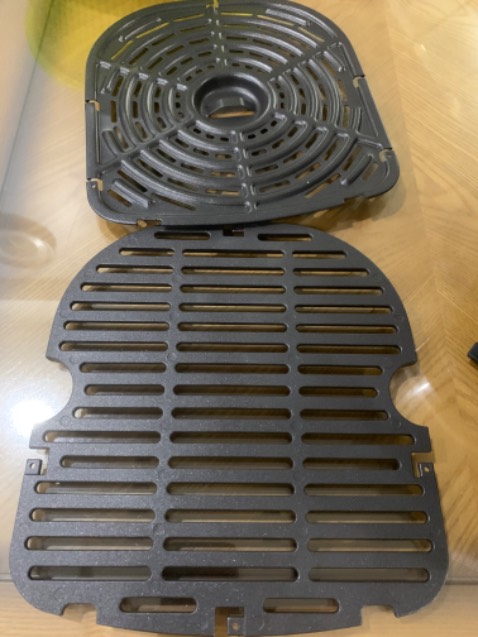 Nồi rộng, hàng chính hãng, đã sử dụng chiên cá và nướng khoai! Thuận tiện, dễ vệ sinh! Có chức năng tự làm sạch! Mỗi tội ko có hướng dẫn sử dụng bằng tiếng Việt!

Vỉ gang để nướng quá sịn sò!

Rất hài long và đáng mua!

Mình mua giá sau giảm canh sales gia 3,2tr