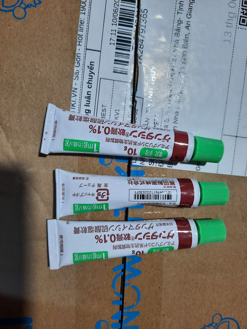 Mình xài gần 10 tuýp rồi. Mỗi lần thấy trên Tiki có sale off loại sản phẩm này là mua để dành liền. Thật thì không biết có phải do hợp da không mà loại thuốc trị sẹo này giúp mình đánh bay sẹo rất hiệu quả sau hơn 1 tuần sử dụng. Da mình rất độc vì dễ để lại vết sẹo thâm đen sau mỗi lần bị thương, muỗi đốt... ngại mặc váy ngắn vì sẹo lúc nào cũng hiện hữu. Giờ thì đang dùng loại thuốc trị sẹo này, thấy hợp da và có kết quả nên rất mừng.