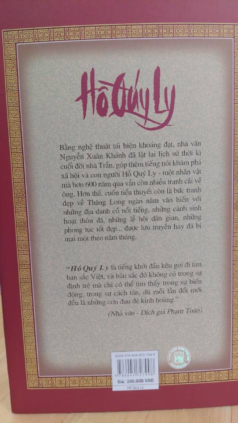 Không phán xét phê bình các nhân vật lịch sử cùng cuộc đấu tranh phe phái khốc liệt nơi hậu cung cuối thời Trần, bằng cách kể chuyện trung tính tác giả chuyên chú vào việc khám phá các yếu tố xã hội, văn hóa đương thời cùng nét đẹp đất nước với các địa danh của Thăng Long, vùng đất thiêng Yên Tử  hay Tây Đô kinh thành nhà Hồ.