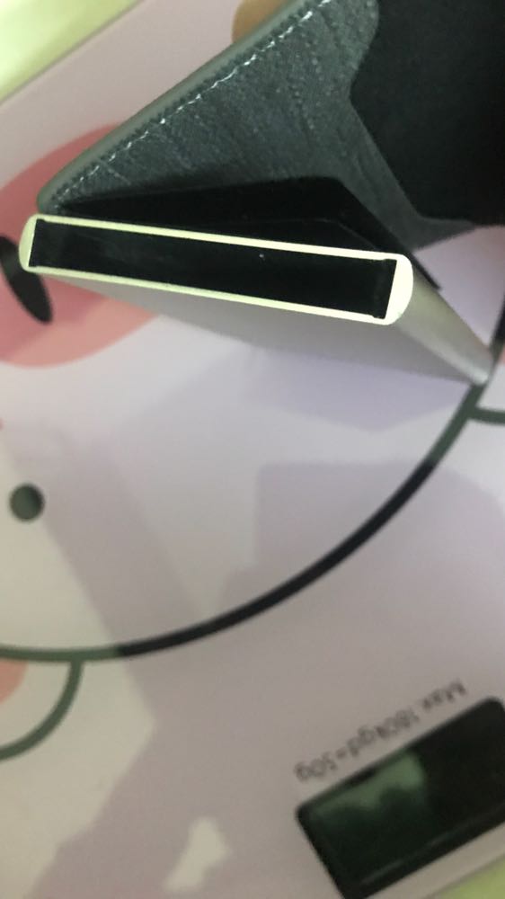 Ví thẻ quá là tiện lợi luôn. Hoppj nhôm dày, chắc chắn, sáng bóng. Nhét thẻ vào thì yên tâm khỏi lo rớt khỏi lo hư hỏng rơi mất thẻ luôn. Vỏ da đường may đẹp luôn, vỏ da cũng nhét được giấy tờ và tiền mặt nữa rất là tiện lợi. Ví nhỏ gọn dễ mang theo. Quá là hợp lý trong thời buổi dùng thẻ. Đi mua đồ ở đâu cũng dùng thẻ được. Chất lượng tốt. Thank shop.