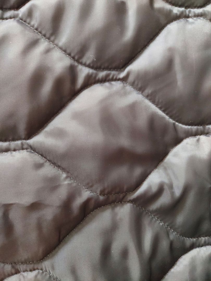 Mền nhẹ, ấm, vừa 1 người đắp. Màu xám đậm hơn mình tưởng, gần giống màu đen. Mới đầu thấy ít bụi bẩn phủi đi rồi mà sau khi giặt xong không biết ở đâu ra rất nhiều bột trắng dính khắp mền nhìn như bột giặt chưa tan hết dù mình giặt bằng nước giặt.