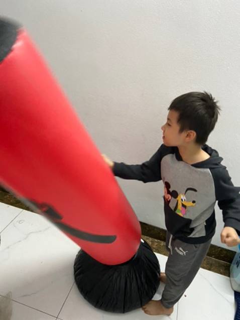 Ưng nhé 
Con rất thích
Khâu đổ nước cũng mệt.
Khâu bơm hơi mệt muốn vệ sinh luôn
Bù lại cậu thích là được. Đám người lớn đau quá cho đấm cái này hợp lý
Mà k biết bao giờ xẹp thôi 😅