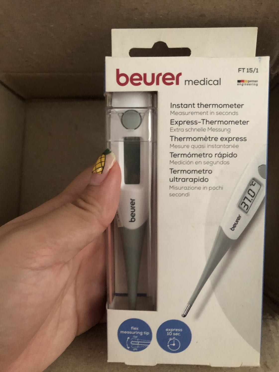 Sản phẩm nhẹ, đầu đo mềm nên rất dễ chịu. Đo nhanh, thao tác đơn giản phù hợp sử dụng trong gia đình. Có giấy bảo hành và bản hướng dẫn bằng tiếng việt (bên cạnh tờ tiếng đức) chứ nhiều sp nước ngoài không có hướng dẫn kèm theo bằng tiếng việt rất khó sử dụng