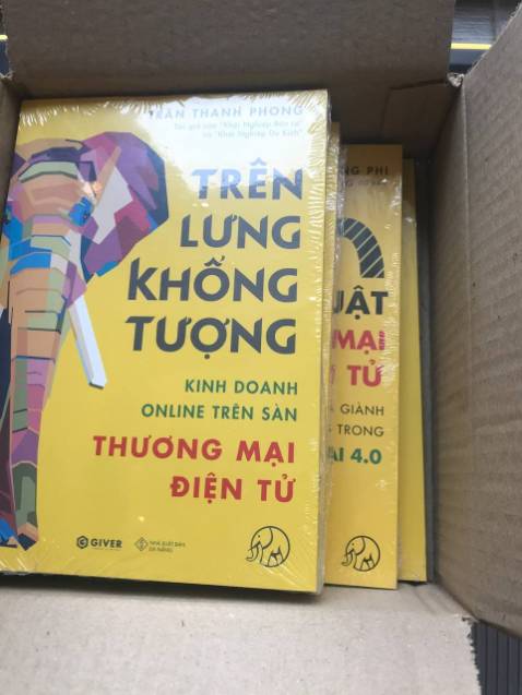 Trên tay trọn bộ bí kíp Kinh doanh online, nhận bộ sách mà vui khôn tả. Đầu tiên là shop giao hàng rất nhanh, mới đặt hôm trước mà hôm sau nhận được liền, đóng gói chắc chắn, mỗi cuốn sách đều được bọc màng bảo vệ, rất là ưng luôn. 4 cuốn, có 1 cuốn in màu, đọc sơ qua cảm thấy rất thích thú, sách trình bày ngắn gọn súc tích, dễ hiểu, từ tổng quan khái quát về Thương mại điện tử đến phân tích chi tiết, cầm tay chỉ việc, hướng dẫn từng bước thực hiện, rồi còn có cả cuốn cẩm nang để tra cứu các tạo và quản lý cũng như tiếp thị trên các sàn TMĐT nữa. 
Thật là, đúng cái mình đang cần đây rồi, phải note vô sổ tay lên kế hoạch ngay mới được. Mong tác giả sẽ cho ra nhiều quyển sách hữu ích như này nữa, sẽ ủng hộ tiếp.