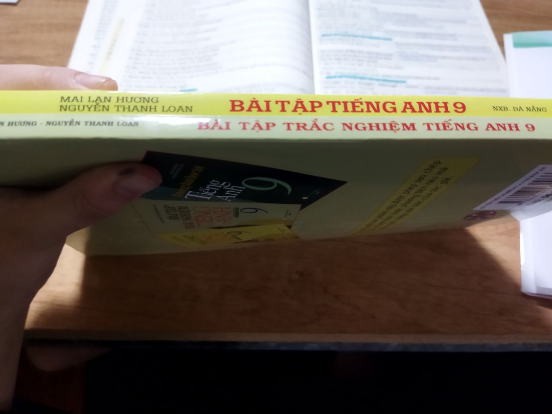 mua 2 quyển trắc nghiệm và tự luận. Giao hàng nhanh, lúc xem bên ngoài thì ấn tượng đầu là sách khá dày, chia thành 5 mục rõ ràng và nhiều bài tập. Mọi thứ đều rất ổn cho tới khi mở ra xem mới vỡ lẽ. Sách theo CHƯƠNG TRÌNH CŨ 🙂