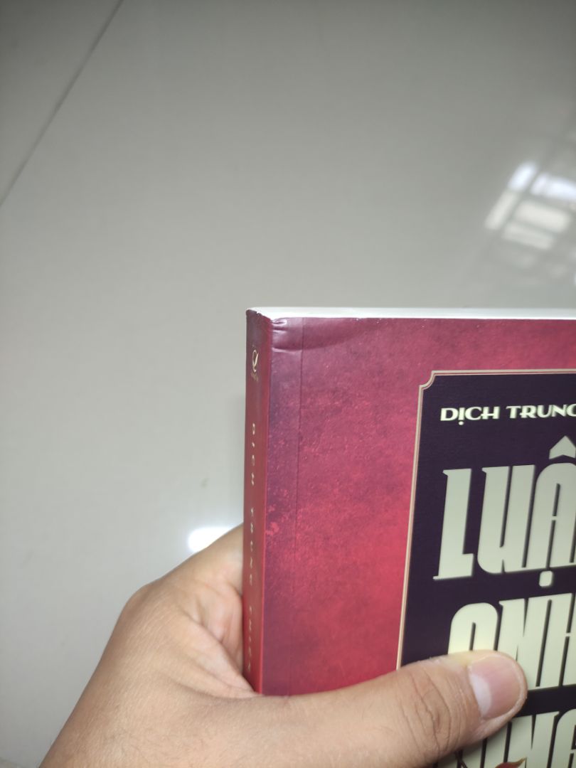 Sách quý nhưng ko hài lòng với cách vận chuyển của Tiki. Có lẽ do dịch nên Tiki đã vận chuyển 10 ngày +thêm 3 ngày trễ nữa là 13 ngày mới tới tay. Mà khi nhận hộp đựng ngoài tơi tả rách nát sách lòi cả ra ngoài, mình sợ dịch nên phải cắt bỏ ở ngoài liền ko có hình. Sách bị móp đầu cong góc hết đọc rất khó chịu. Nội dung sách thì rất hay. Có thêm cuốn tóm tắt tiểu sử nhỏ, làm bookmark cũng tiện. Sách 500 trang mà giá này rất ok. Chỉ mong Tiki xem lại khâu vận chuyển.