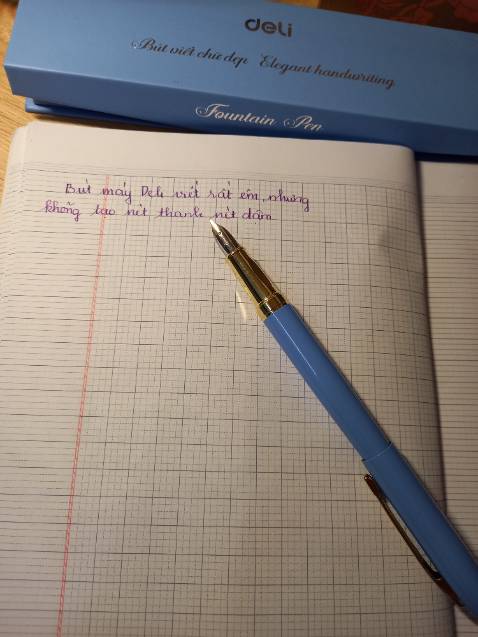 Bút viết êm, ra mực đều và không bị chảy mực. Nhưng bút không tạo nét thanh, nét đậm như quảng cáo. Bút nhẹ, bé dùng để ghi chép hàng ngày cũng ổn