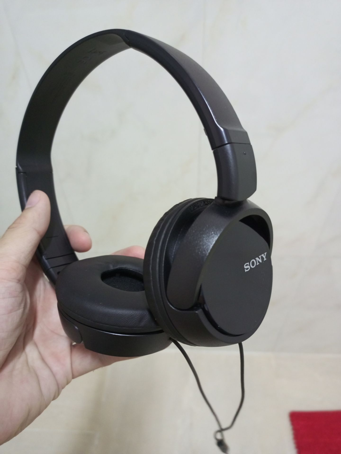 Phải nói tiki giao hàng như 1 cơn gió 
về sản phẩm thì bị lỗi 1 đường chỉ may (như hình)
tai nghe hơi nhỏ
còn lại về chất âm thì thấy khá ổn
về độ bền mình tin tưởng Sony