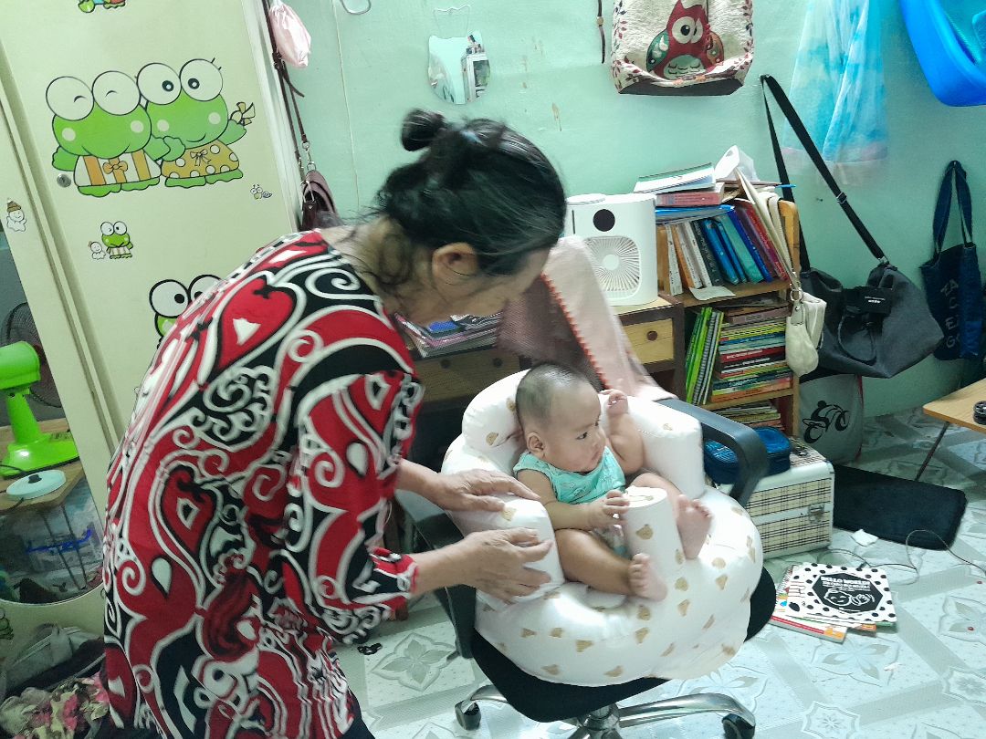 Cái ghế dễ thương lắm ... mình mua để sau này bé ra biển chơi hay tắm bể bơi luôn