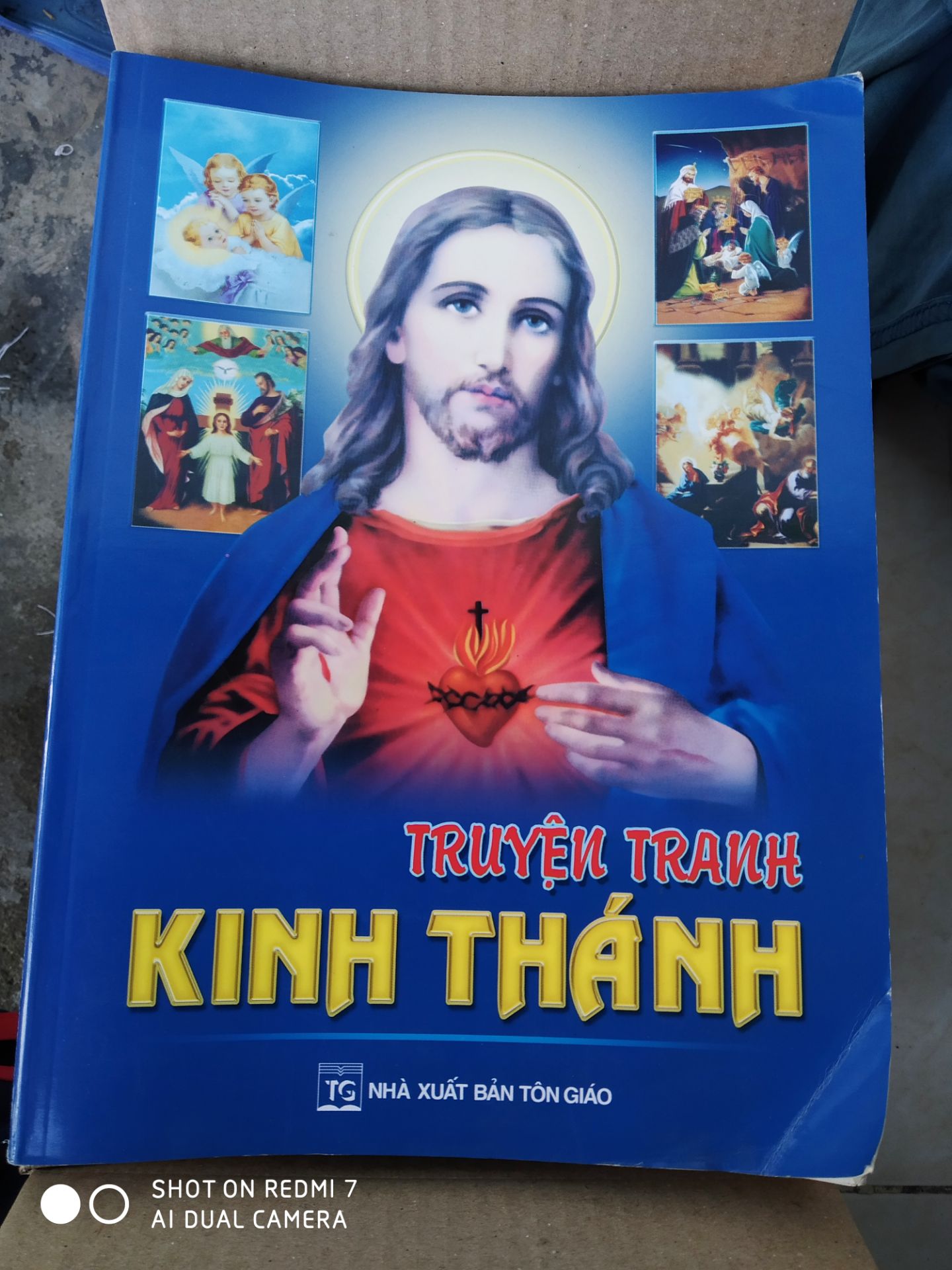 nhận được bưu phẩm hí hửng mở ra thì nhìn cuộn sách phát ngán kinh tởm.
bìa sách cong nhăn nheo, bẩn sách không được bọc lớp bóng ngoài chứng tỏ đã qua sử dụng, trước giờ cứ nghĩ tiki trading uy tín lắm cơ không thể ngờ được súc phạm người mua đến như vậy, nhìn cuốn sách không muốn đọc luôn.