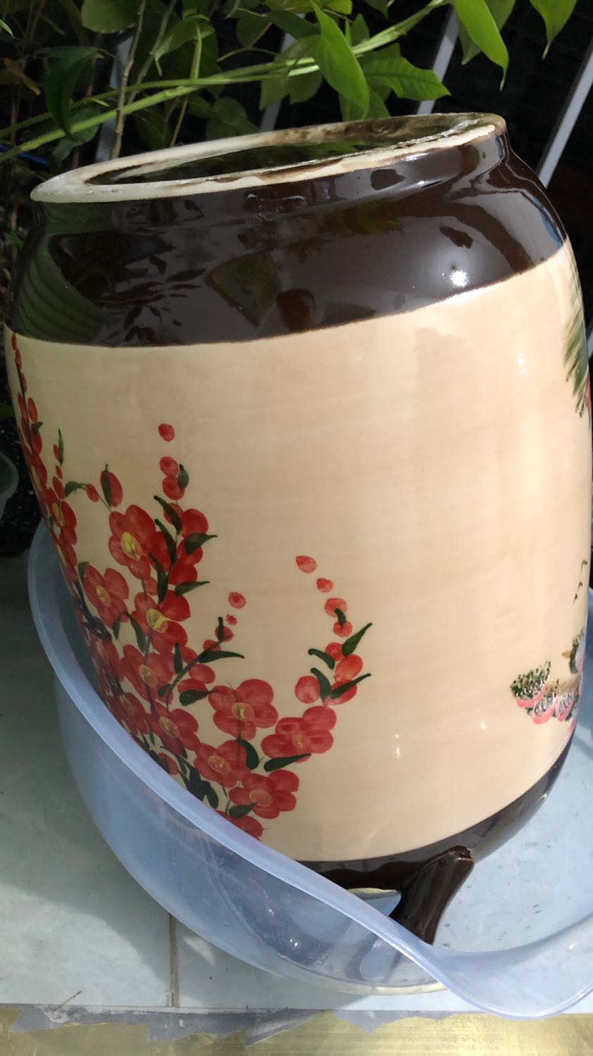 Mình mua 2 hũ nhưng một hũ thì phủ men sứ đầy đủ bên trong còn một hũ thì bị lỗ chỗ vết đen trong bình chưa phủ hết , xe vận chuyển Tiki thì toàn sát giờ trưa 14-16h mới Alo đứng đầu ngõ Ko vào được , tới lần thứ 3 thì mình ra tận ngoài ngõ bê 2 hũ vào , miệng hũ nếu to hơn một chút thì dễ lấy gạo hơn . Nếu chủ shop chọn hàng chất lượng đồng đều và gửi cho Kh thì sẽ tốt hơn