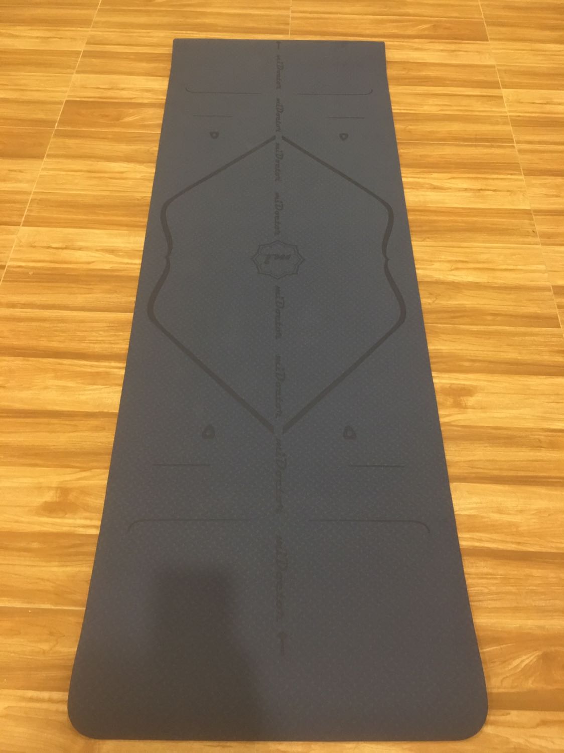 Hàng nhận về bị lỗi lõm 1 lỗ ở chính giữa đoạn đầu thảm. Mình đặt loại 6mm, nhưng thảm chỉ được tối đa 5mm. Mặc dù in sắc nét trông cũng ổn, đàn hồi tốt, êm, bám dính ổn, có đủ túi và dây, giao hàng nhanh. Nhưng 1 là bị lỗi do shop k kiểm tra hàng kỹ trước khi giao, 2 là độ dày chưa đc chuẩn lắm. Liên hệ *** shop để đổi mà chưa đc rep. Nếu đổi đc thì còn đc, k thì sẽ k hài lòng.