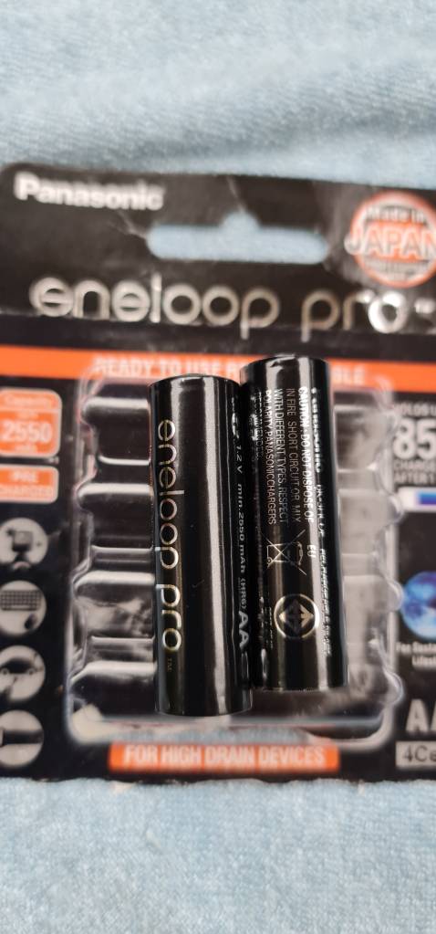 Tôi đã nhận được hàng và tôi nghi đây là hàng FAKE, vì ngoại quan và trọng lượng khá nhẹ của viên pin. 2550mAh còn nhẹ hơn viên pin eneloop 1900mAh tôi đang dùng và nhẹ hơn nhiều so với viên pin 2550mAh của nhãn hiệu khác. Thất vọng và chán. Tôi chỉ mất chưa đến 1h là sạc đầy 4 viên pin với đế sạc nhanh Panasonic⁉️ nếu được trả lại tôi sẽ trả hàng ngay.