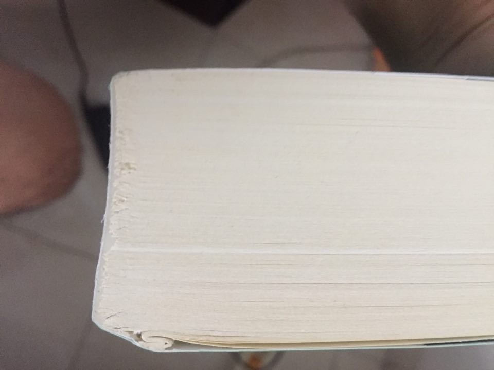 Mình đã đặt mua 2 cuốn sách cùng lúc bên Tiki, nhưng khi nhận cuốn Đắc Nhân Tâm thì chất lương rất tốt. Nhưng cuốn Thế Giới Phẳng thì lại không, sách mới mà bìa đã trầy xước, bìa vẫn còn keo dán trên bìa, và trang đầu tiên có những vết bẩn. Bản mới bìa sau của sách sẽ có mã tem và số seri nhưng cuốn này lại không có, bản mới đã in lần thứ 27 nhưng cuốn này chỉ là bản in lần thứ 24.