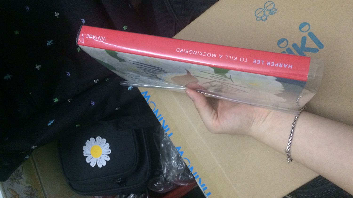 Mình bị sốc vì chất lượng giấy. Gần 200k 1 cuốn nhưng chất lượng giấy khá tệ và có mùi. Tuy nhiên chắc là do sách nước ngoài nên khổ giấy nhỏ, tiện cầm tay