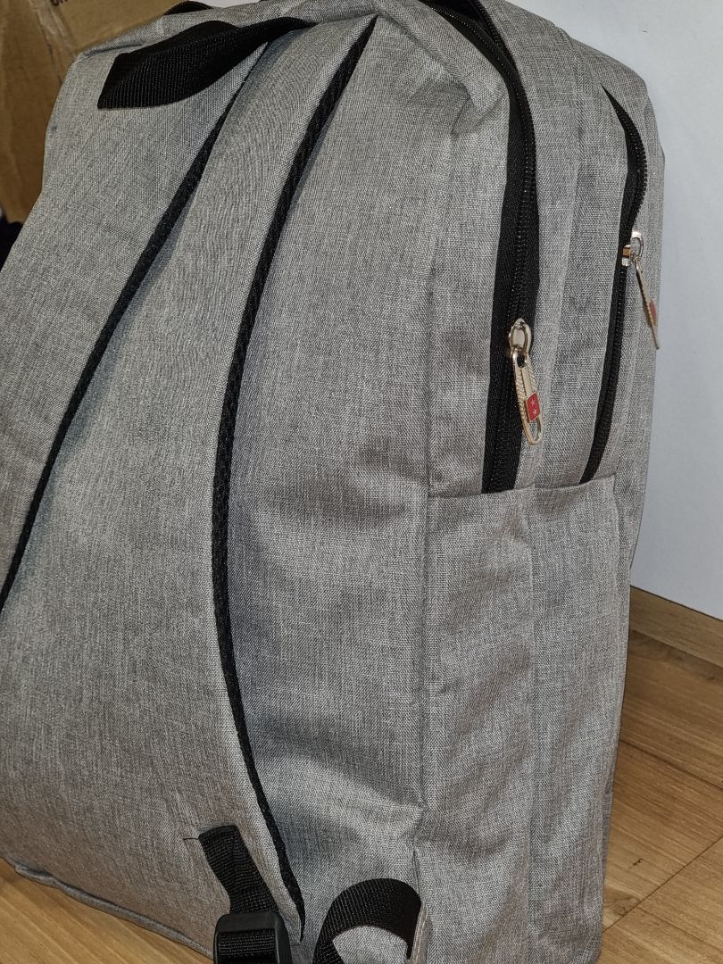 Giá rẻ hết hồn mà chất lượng tốt, kích thước ba lô lớn nhưng đeo vẫn cảm giác rất vừa vặn thoải mái, đường may chắc chắn, không có sợi chỉ thừa, màu ghi sáng rất thời trang
