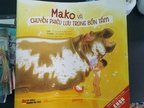 Nhìn cái hộp mà hết hồn, tưởng sách bị df hết rồi chứ, may là nguyên vẹn. Sách này là ghim bấm, mn cần chú ý khi mua, ghim có biểu hiện rỉ sét, và df nhẹ phần gáy. Nxb làm sách khá ẩu, nhìn đúng chán.