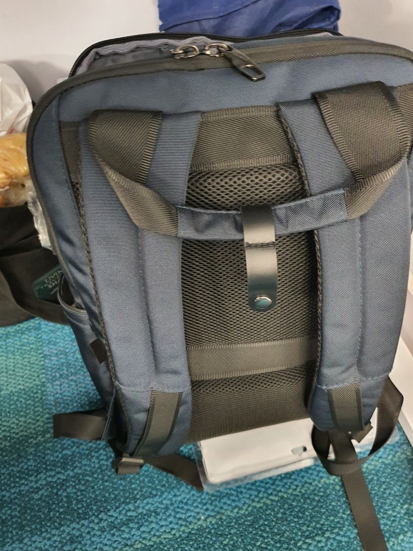 balo như hình màu xanh đen đẹp duy nhất là giao hàng không được cái hộp dù giá không rẻ, ngoài ra thì vẫn chất lượng