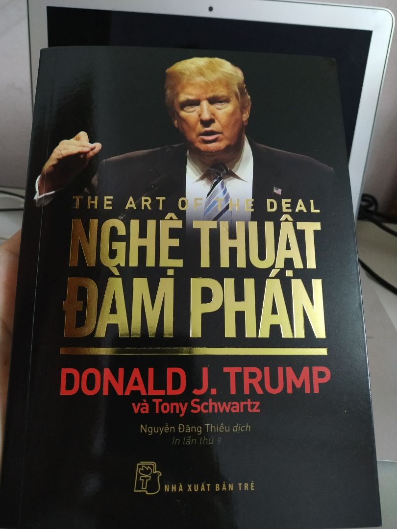 Sách của Donald J.Trump là không có lòng vòng. Từng câu chữ rất cô đọng đánh thẳng vào ngụ ý muốn truyền đạt. Nội dung sách kể về các thương vụ của Trump, cảm thấy ông lúc nào cũng bản lĩnh!!! Dịch vụ TIKI mình cực kỳ hài lòng: sách mới+ giá rẻ+ giao hàng siêu nhanh, anh giao hàng thì thân thiện ( Đội mưa giao hàng cho mình). Cảm ơn anh, cảm ơn Tiki