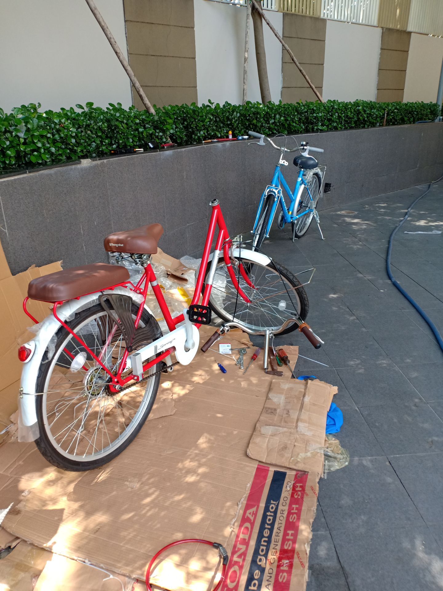 Mua 2 cái xe trong lòng hồi hộp chờ đợi... đến khi nhận xe mới biết là chưa lắp. Tiki không cho trả. mùa Covid mà phải nhờ tùm lum người lắp giúp mà không đủ đồ nghề... Rất rât thất vọng nhưng không muốn đánh giá 1 sao tội nghiệp shop. nhưng mà tôi muốn chửi thề quá! Mua 2 cái xe trong lòng hồi hộp chờ đợi... đến khi nhận xe mới biết là chưa lắp. Tiki không cho trả. mùa Covid mà phải nhờ tùm lum người lắp giúp mà không đủ đồ nghề... Rất rât thất vọng nhưng không muốn đánh giá 1 sao tội nghiệp shop. nhưng mà tôi muốn chửi thề quá!