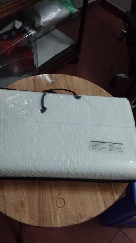 Gối mút mềm ,êm,vỏ gối màu trắng sữa,nếu màu tối thì ổn hơn,vỏ gối này nên giặt tay đẻ tránh bị xù lông,giao hàng trễ khoảng 30 phút nhưng có gọi thông báo lại thời gian giao hàng