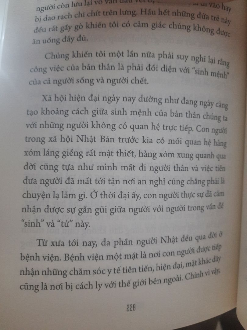 Một câu chuyện đời, chuyện nghề hết sức chân thực đến từ một bác sĩ pháp y. Sau khi đọc sách xong, mình phải cảm thán rằng, ồ hóa ra có nhiều cách chết như thế, nhiều kiểu chết và hình thái chết đến vậy - rốt cục, cái chết tưởng như lẩn khuất trong bóng tối nhưng lại cách ta thật gần. Nhưng nói như thế không phải là bi quan, trái lại, càng giúp người ta trân trọng sự sống được ban tặng này hơn bao giờ hết. Gửi các bạn một vài trang mà tác giả đã viết: