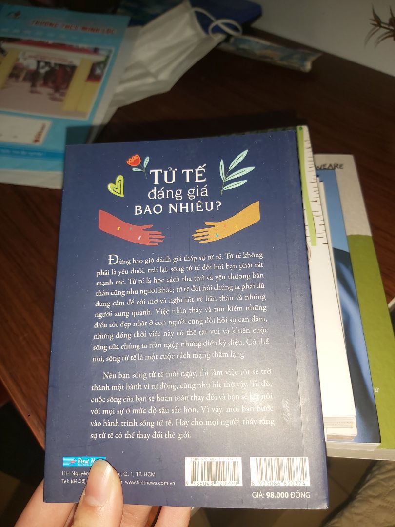 sách nhỏ ngoài tưởng tượng của mình mà hoi cũng oki sách mới không bong tróc gì