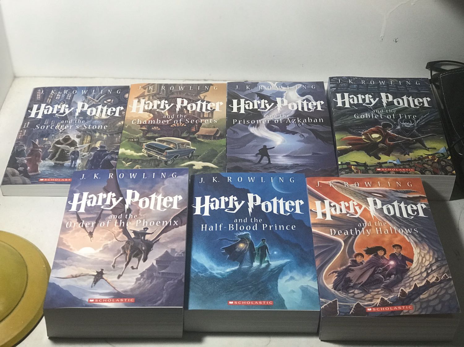 Tiki giao hành nhanh quá ! Mình mới đặt hồi qua (25/03/2020) mà sáng nay (27/03/2020) gần 10h là có luôn mặc dù trong đơn hàng dự kiến là 3 ngày nữa mới có!
Tiki đóng gói cẩn thận, hôm ko bị méo gì hết. Mình mua vì canh ngay thời gian Flashsale giảm 50% nên còn 1tr2 ( giá gốc là 2tr4). Mình thấy Có nhiều nhận xét bảo là có thể giá sách còn giảm nữa nên cũng hơi lưỡng lự nhưng mua về vs mình giá này ổn rồi. Tất cả mọi thứ đều rất ổn chỉ trừ giấy bị mỏng nên các bạn xem sách cẩn thận nhé. Tuy nhiên thì ko biết sao giấy sách như thế thì mình cầm cảm giác muốn đọc hơn bình thường :)) ( cái này khuyết điểm của sách nhưng cũng là ý kiến cá nhân). Nói chung mình thấy mọi thứ Được.