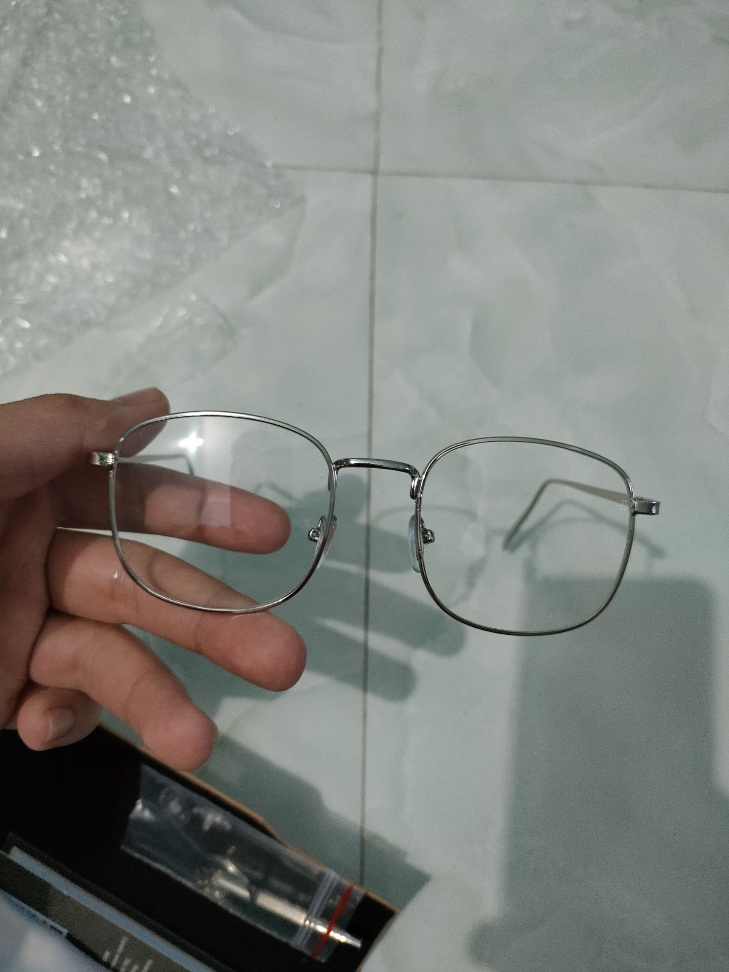 kích cỡ thực tế của kính quá nhỏ không giống như ảnh minh hoạ không phù hợp để đeo