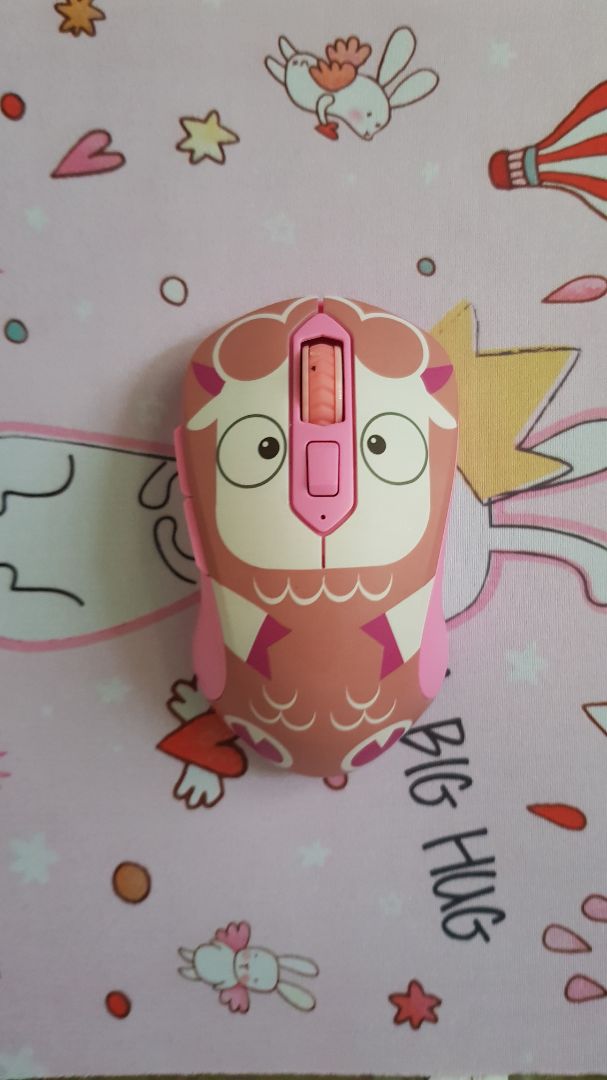 Họa tiết in trên mouse và sắc nét. Chỉ có 2 điều không hài lòng lắm là: 1.Muốn lấy receiver thì phải tháo pin ra rất bất tiện. 2. Chuột dễ bám bẩn, mỗi khi dùng xong là phải vệ sinh lại.