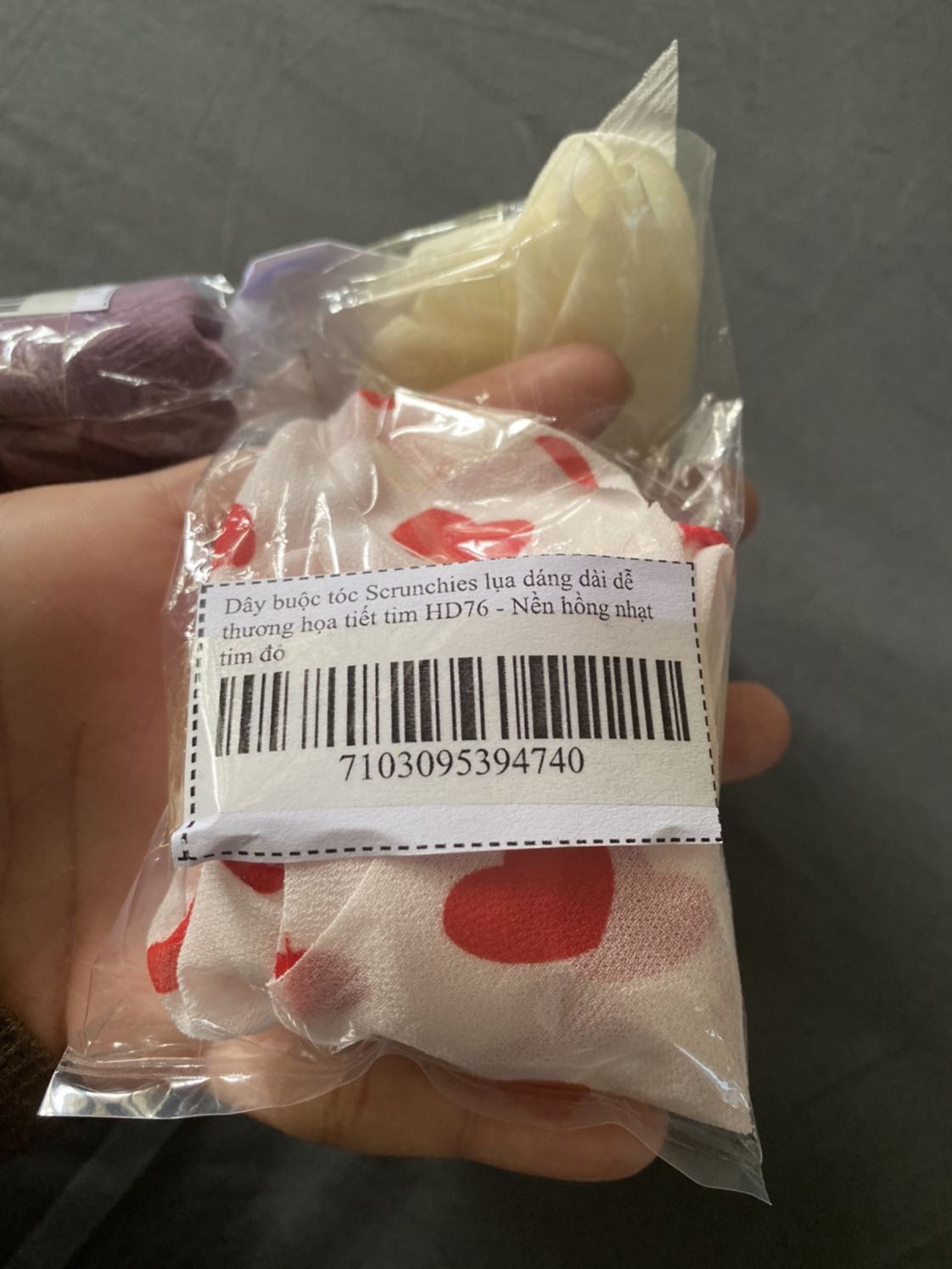 Đề nghị tiki làm ăn lại với người bán. Giao hàng kiểu ba trợn. Mua 3 cái cố tình giao hai cái sai màu. Đúng là bán hang ko có tâm. Còn tiki nay làm ăn quá bê bối