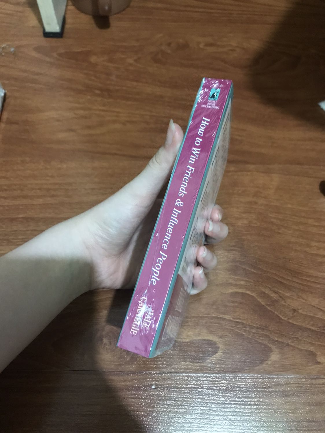 giao hàng nhanh, mới đặt hồi trưa mà chiều đã nhận đc r, đóng gói hàng đẹp, chắc chắn. Huhu sách xinh  lắm, nhỏ gọn, dễ cầm. Mình chưa đọc nên k biết nội dung sao nữa. Chung là hài lòng lắm ❤️