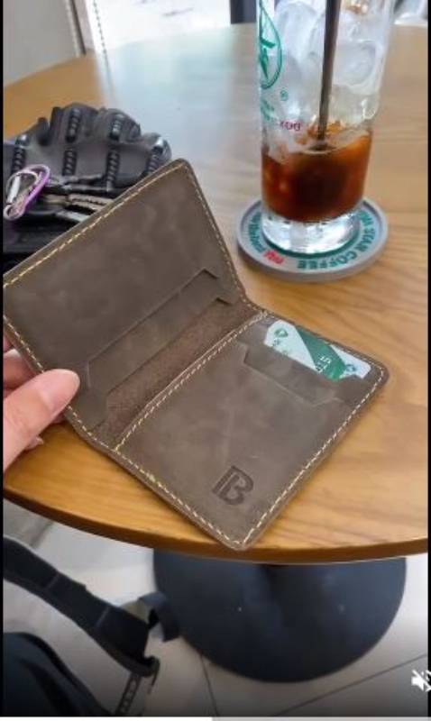 Ví chất da ok, màu bụi bụi đẹp, khá hài lòng. Đong gói cẩn thận
