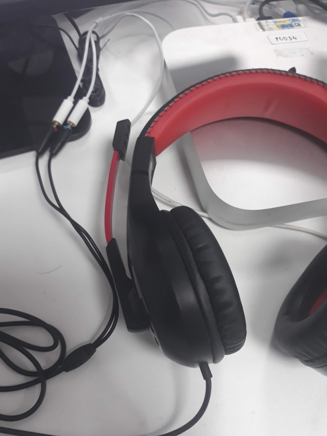 Hoàn cảnh:
- Mình mua jack gộp này để nối vào máy tính mac, vì máy mac chỉ cho cắm 1 đầu nên phần mic của mình không dùng được. 
Nhận xét:
Khá thất vọng vì jack cắm không hoạt động tốt. 
- Lúc đầu chưa xài jack gộp thì headphone của mình nghe được 2 bên. Cắm jack gộp vào thì chỉ nghe được 1 bên tai
- Khi cắm jack gộp thì mic vẫn không hoạt động.
Đề xuất:
- Mình có thể đổi lại không?
- Cửa hàng có HCM không? mình mang headphone đi ***?
- Mình trả hàng được không?
- Cửa hàng có headphone khác không, mình mua cái khác.