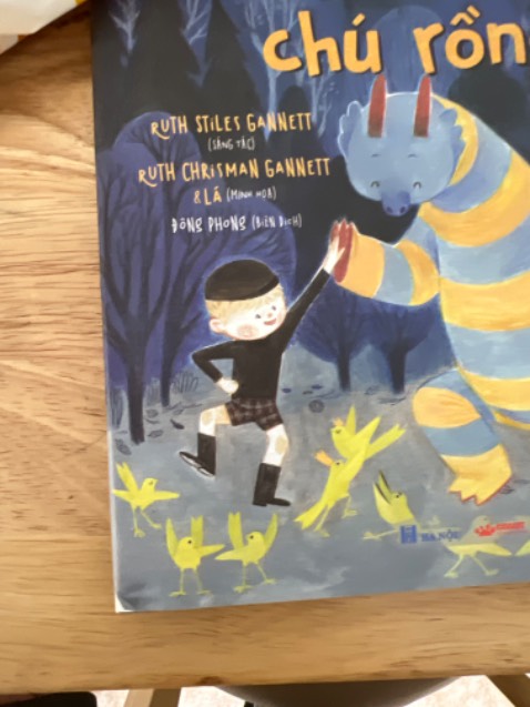 Sách của crabbit trước giờ nội dung đều rất ok rồi, bìa và tranh minh hoạ đều siêu đẹp. Vừa nhận sách mang về là cu nhà mình tò mò cầm đọc luôn, hấp dẫn ko chịu buông sách.
Chỉ cho 4 sao vì cuốn Elmer và chú rồng bị trầy cuối góc bìa, dù cuốn đó còn nguyên seal🥲🥲🥲