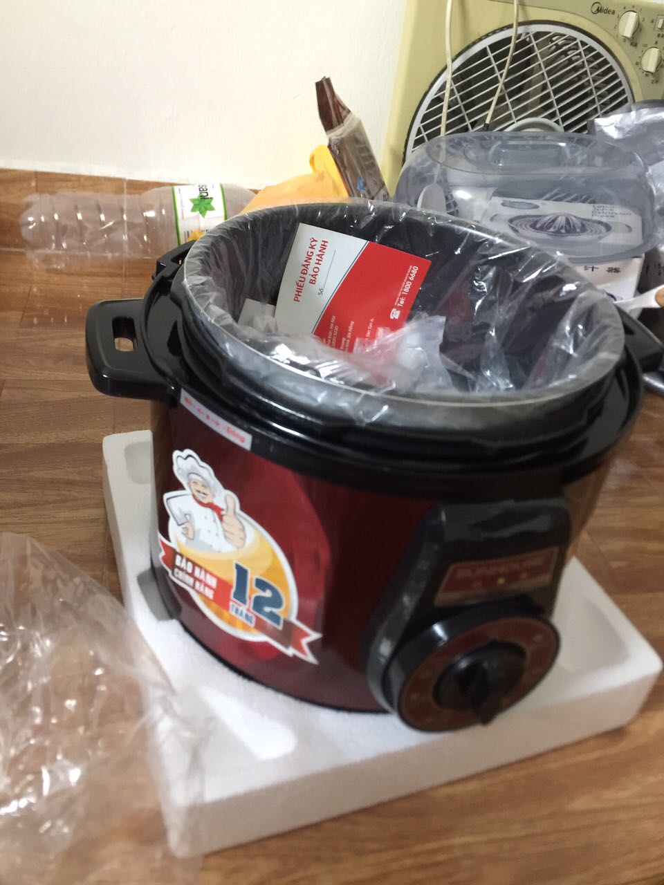 Nhận hàng về mở ra móp bẹp dí như vậy. Móp hẳn vào! Gọi *** đổi lại mà chỉ báo là chờ đổi lại, mà chẳng thấy hồi âm gì! Ship nhanh thành ship chậm!
Yêu cầu tiki xử lý gấp, không thì hoàn trả tiền đơn hàng để tôi còn dùng nồi khác! Mưa bão mà không cả có nồi dùng!