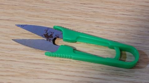 Cây kéo cắt chỉ đã gỉ sét. Cứ như hàng tồn kho.