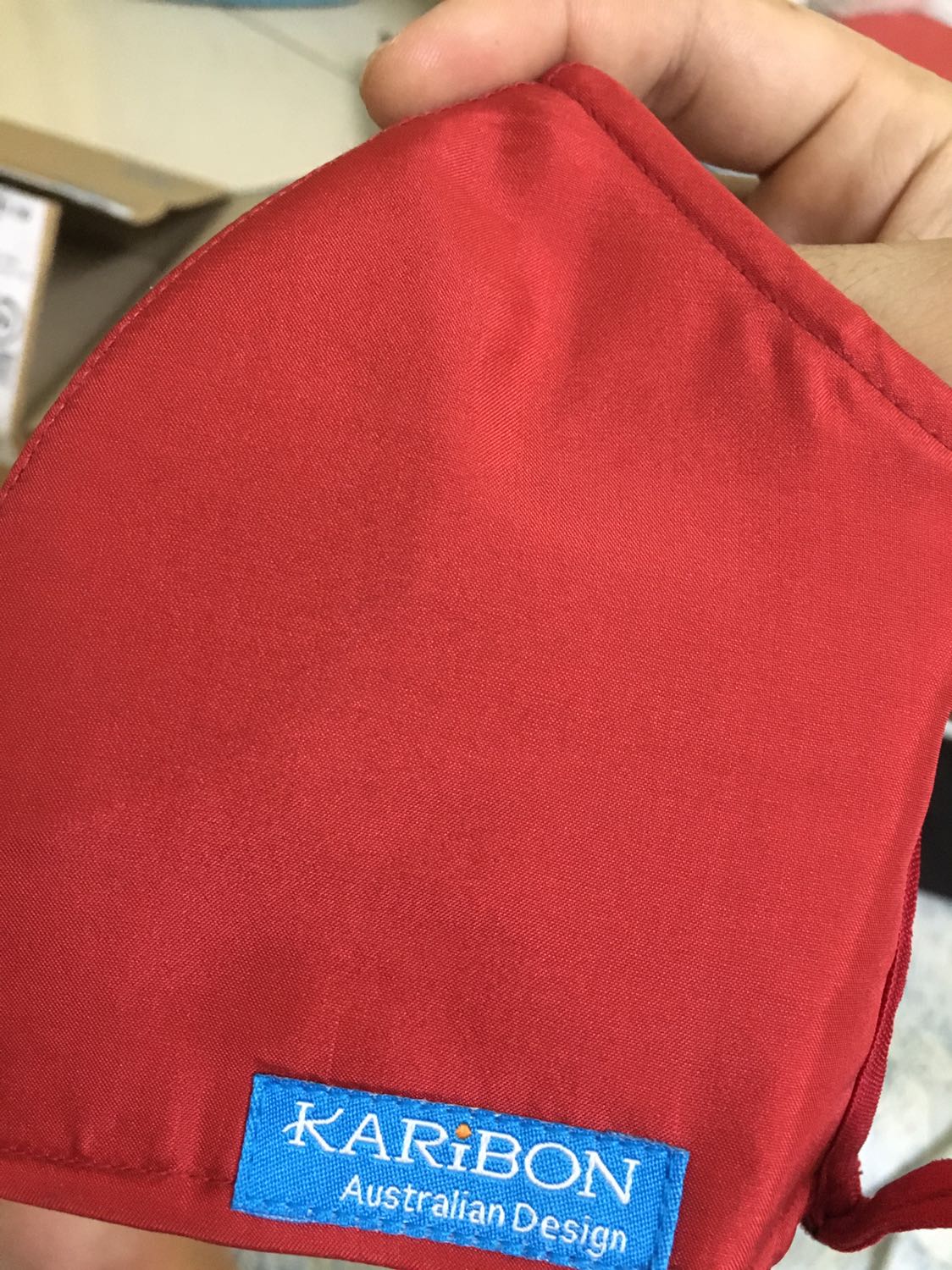 Nói chung cảm nhận ban đầu khá. Chất lụa công nghiệp thôi nhưng cũng mịn nhẹ. Trong hình của shop là đỏ tươi nhưng đến tay thì giống đỏ mận nhiều hơn, nhưng chụp ảnh dưới bóng huỳnh quang để viết review này nó lại ra ảnh đỏ tươi. Nói chung chất lượng ổn, màu sắc cũng chẳng phải vấn đề to lớn lắm. Chờ dùng một thời gian mình sẽ viết review bổ sung