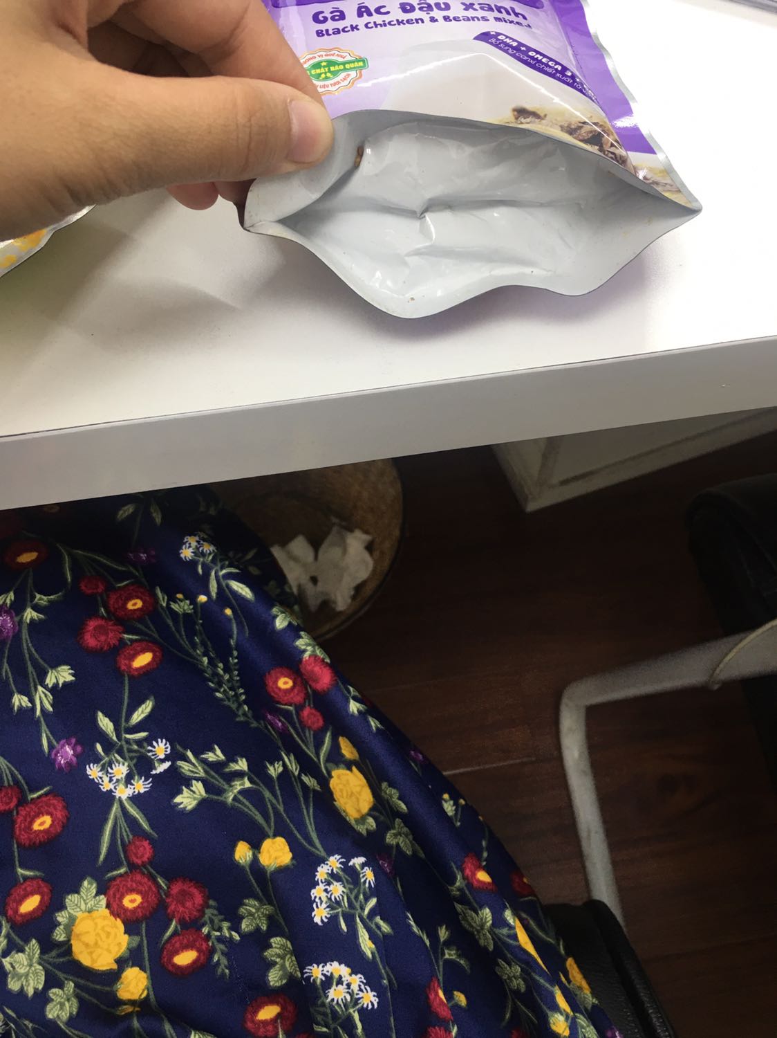 Chưa biết chất lượng sao...mà cái bịch cháo cho con nít ko biết bảo quản kiểu gì vừa dơ vừa hôi...y như trong thùng rác lôi ra...người đóng gói cũng có tâm ghê...thấy vậy thì chùi sạch sẽ đi...để vậy đóng luôn cho khách hàng phàn nàn chơi.