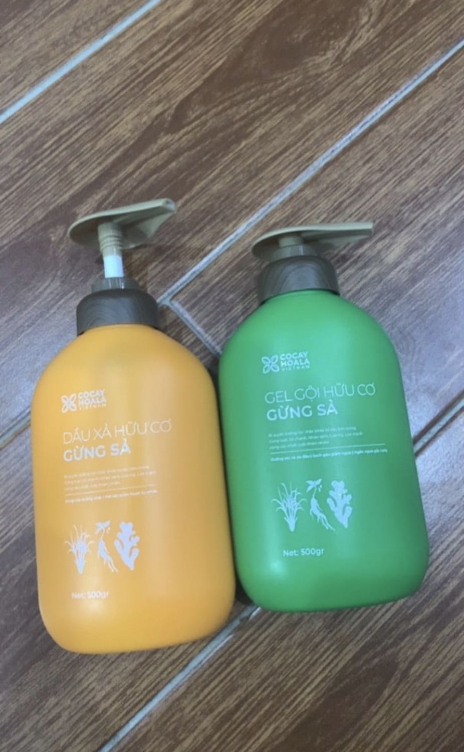 Khi gội có sả gừng nên da đầu ấm nóng thư giãn, dầu xả thơm mùi sâm và cảm giác béo béo của nước cốt dừa, gội xả xong tóc mềm, bồng bềnh và thơm nhẹ mùi dược liệu Khi gội có sả gừng nên da đầu ấm nóng thư giãn, dầu xả thơm mùi sâm và cảm giác béo béo của nước cốt dừa, gội xả xong tóc mềm, bồng bềnh và thơm nhẹ mùi dược liệu